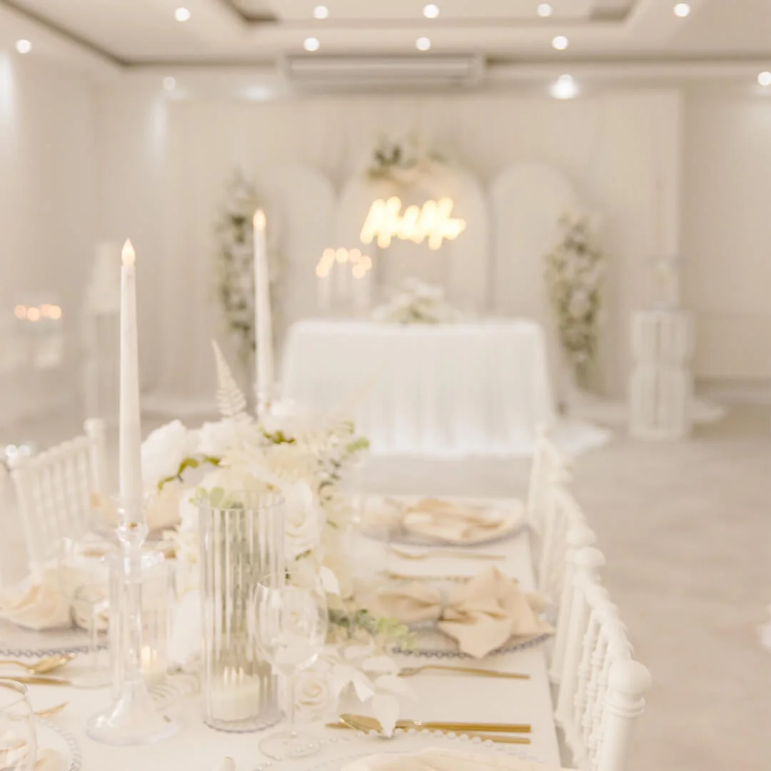 Kerzen und elegante Tischdekoration im E|S Event Salon