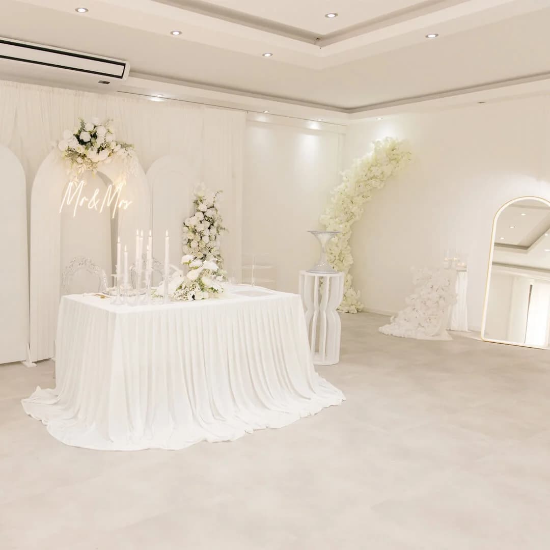 Florale Kulisse und Hochzeitstafel im E|S Event Salon