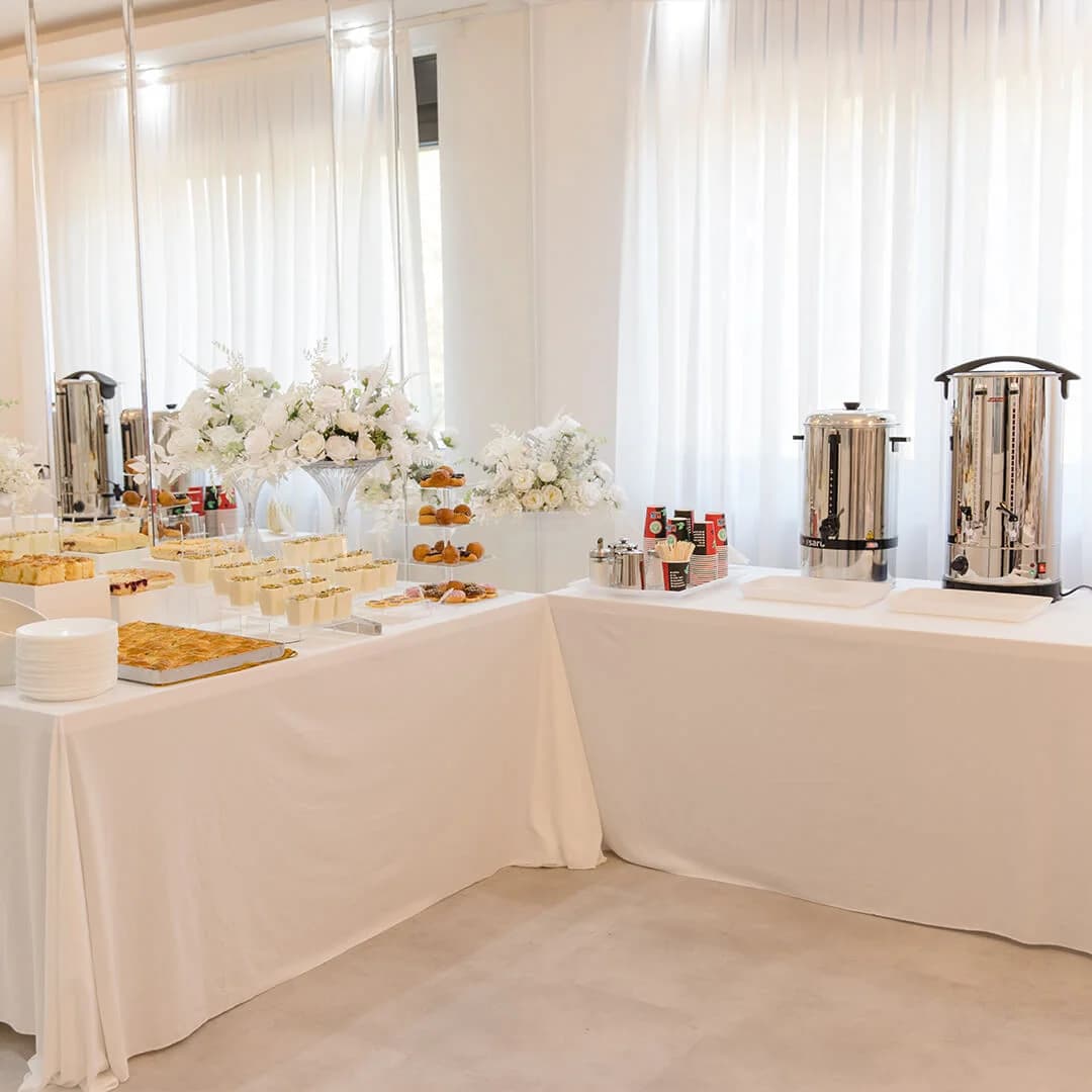 Dekorierte Festtafel im E|S Event Salon