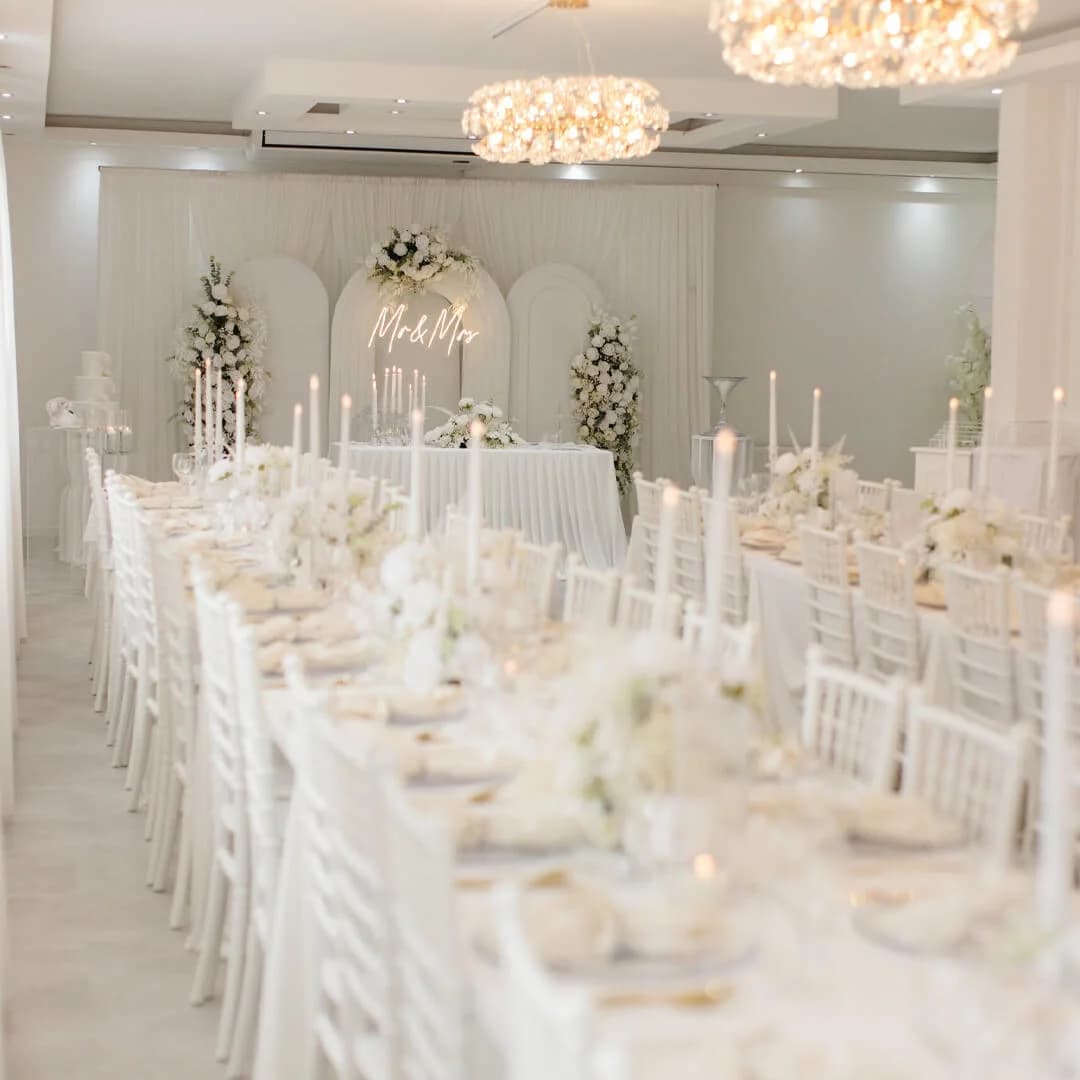 Eleganter E|S Event Salon mit festlich gedeckten Tischen und Kronleuchtern