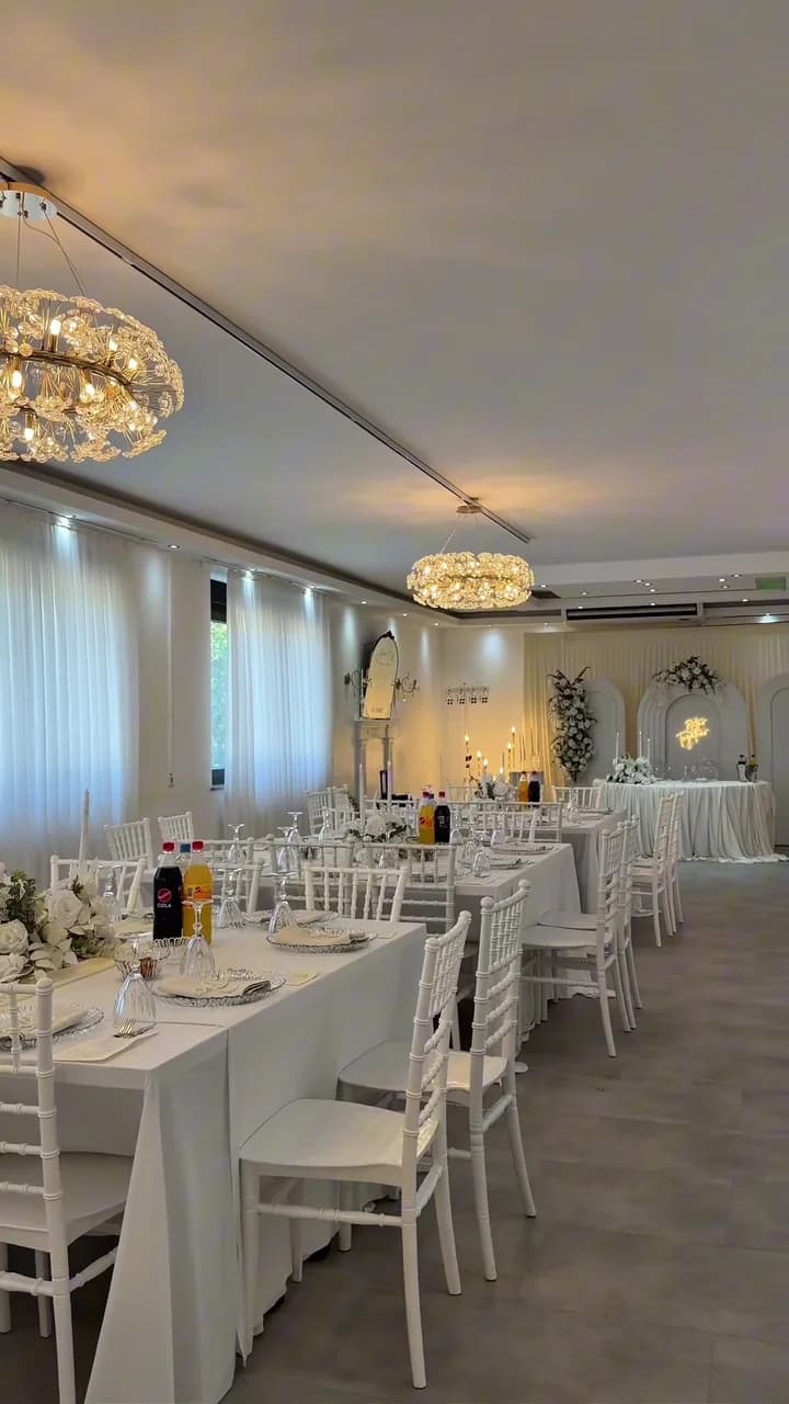 Einblick in den festlich dekorierten E|S Event Salon